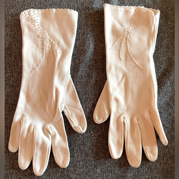 Vintage off-white gloves w/ embroidered detail - Picture 2 of 9